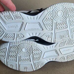 Asics Women's Non Marking Volleyball shoes size 5.5